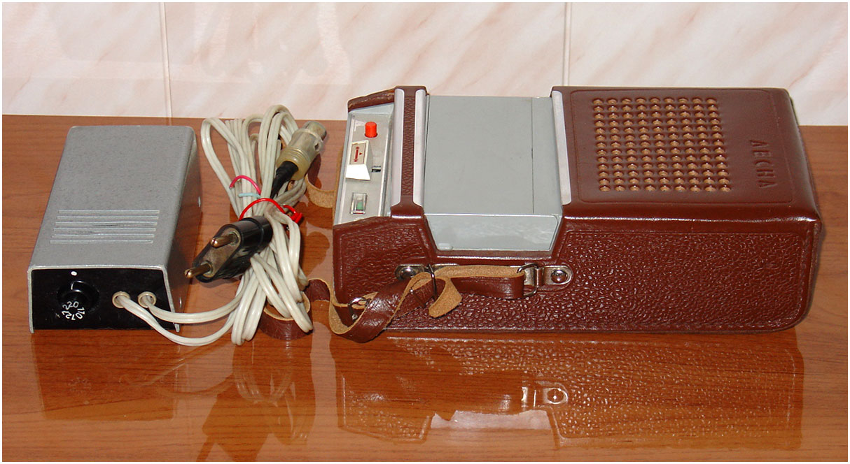Какое устройство в ссср. Магнитофон Десна 1969 кассетный. Кассетный магнитофон Philips el 3300. Магнитофон кассетный Десна СССР. Кассетник Десна 1969.