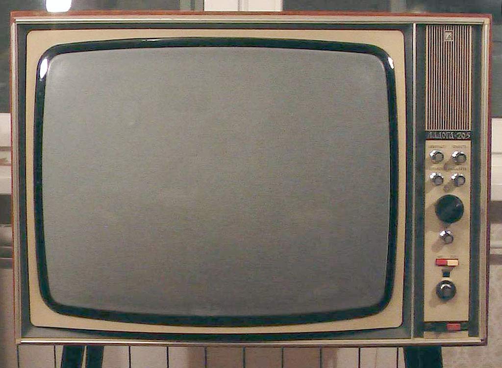 Телевизор советских времен. Телевизор Ладога 205. Телевизор Ладога 1. Телевизор Ладога 203. Ладога 205 ламповый телевизор.