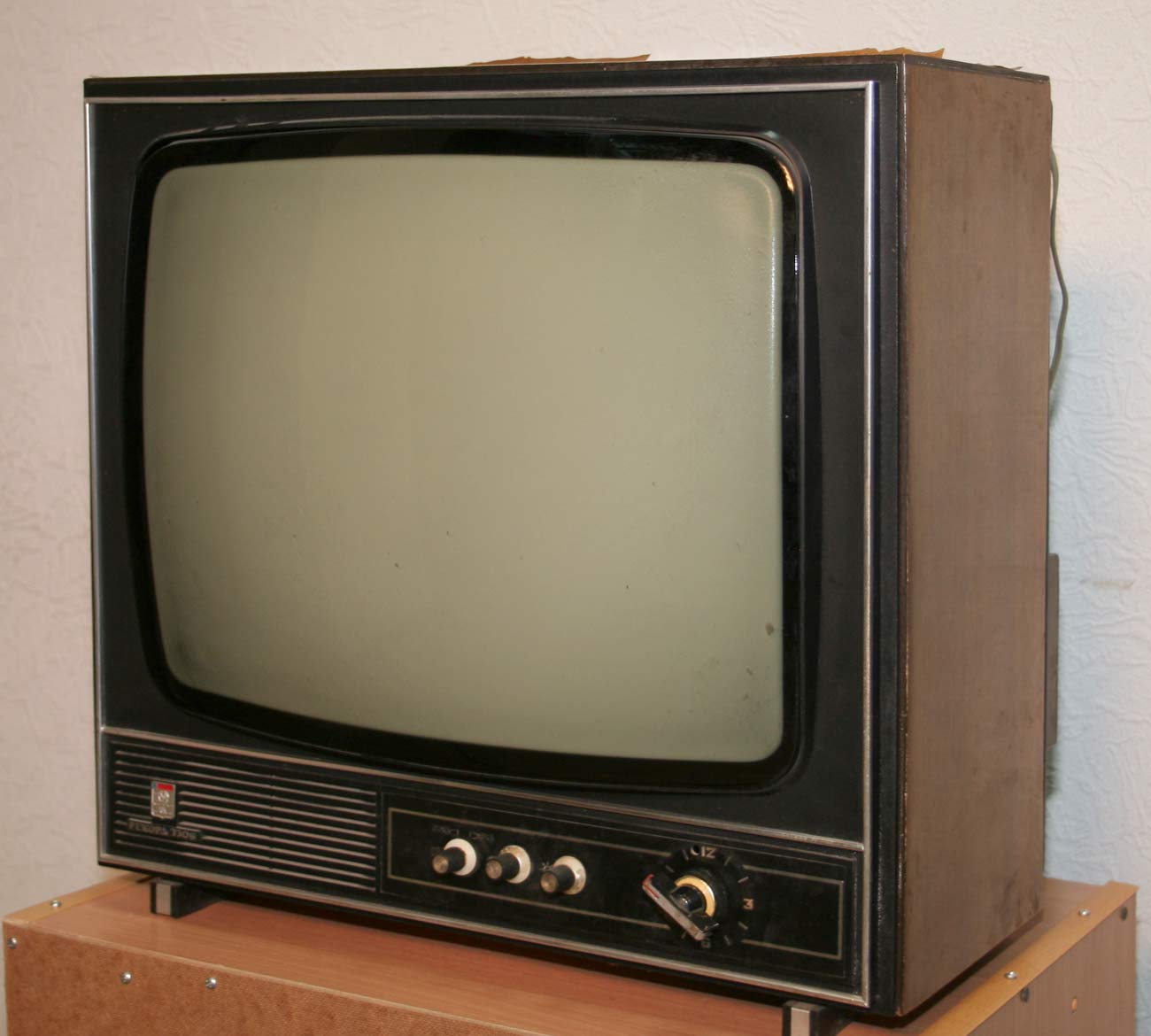 Телевизор советских времен. Телевизор рекорд 306. Телевизор рекорд 305. Телевизор ламповый черно белый рекорд. Телевизор Горизонт 1974.